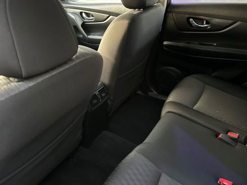 Used 2018 Nissan Rogue SV image 4