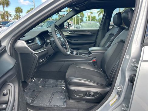 Used 2025 Jeep Grand Cherokee L Altitude RWD image 9