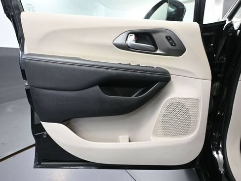 Used 2024 Chrysler Pacifica Touring-L FWD image 18