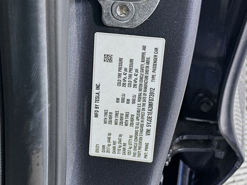 Used 2021 Tesla Model 3 Standard Range Plus image 12