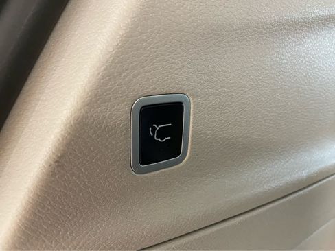Used 2024 Chrysler Pacifica Touring-L FWD image 10