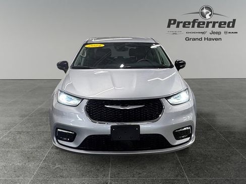 Used 2024 Chrysler Pacifica Touring-L FWD image 12
