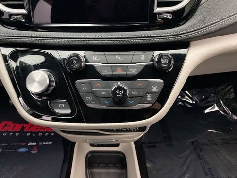 Used 2023 Chrysler Pacifica Touring-L FWD image 21