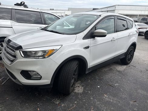 Used 2017 Ford Escape SE FWD image 3