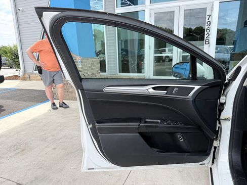 Used 2020 Ford Fusion SE FWD image 10
