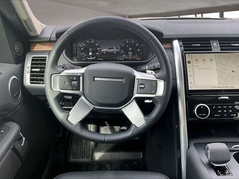 Used 2024 Land Rover Discovery S image 5