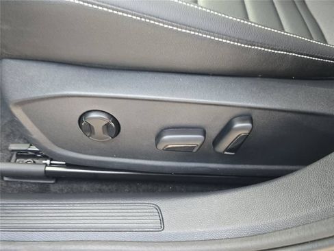 Used 2024 Volkswagen Jetta SE FWD image 17