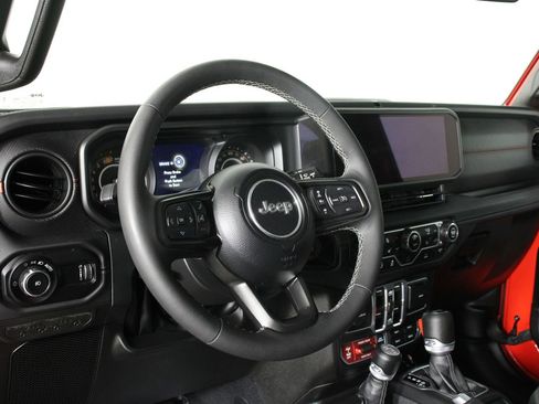 Used 2025 Jeep Wrangler Unlimited Rubicon w/ Convenience Group AWD/4WD image 14