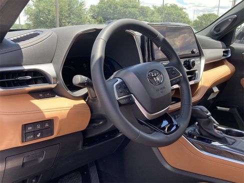New 2026 Toyota Highlander Platinum image 9