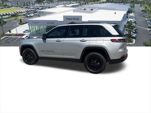 Certified 2025 Jeep Grand Cherokee Altitude AWD/4WD image 28