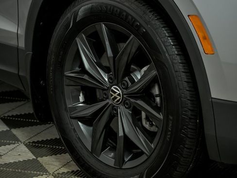 Certified 2024 Volkswagen Tiguan SE w/ Panoramic Sunroof Package image 3