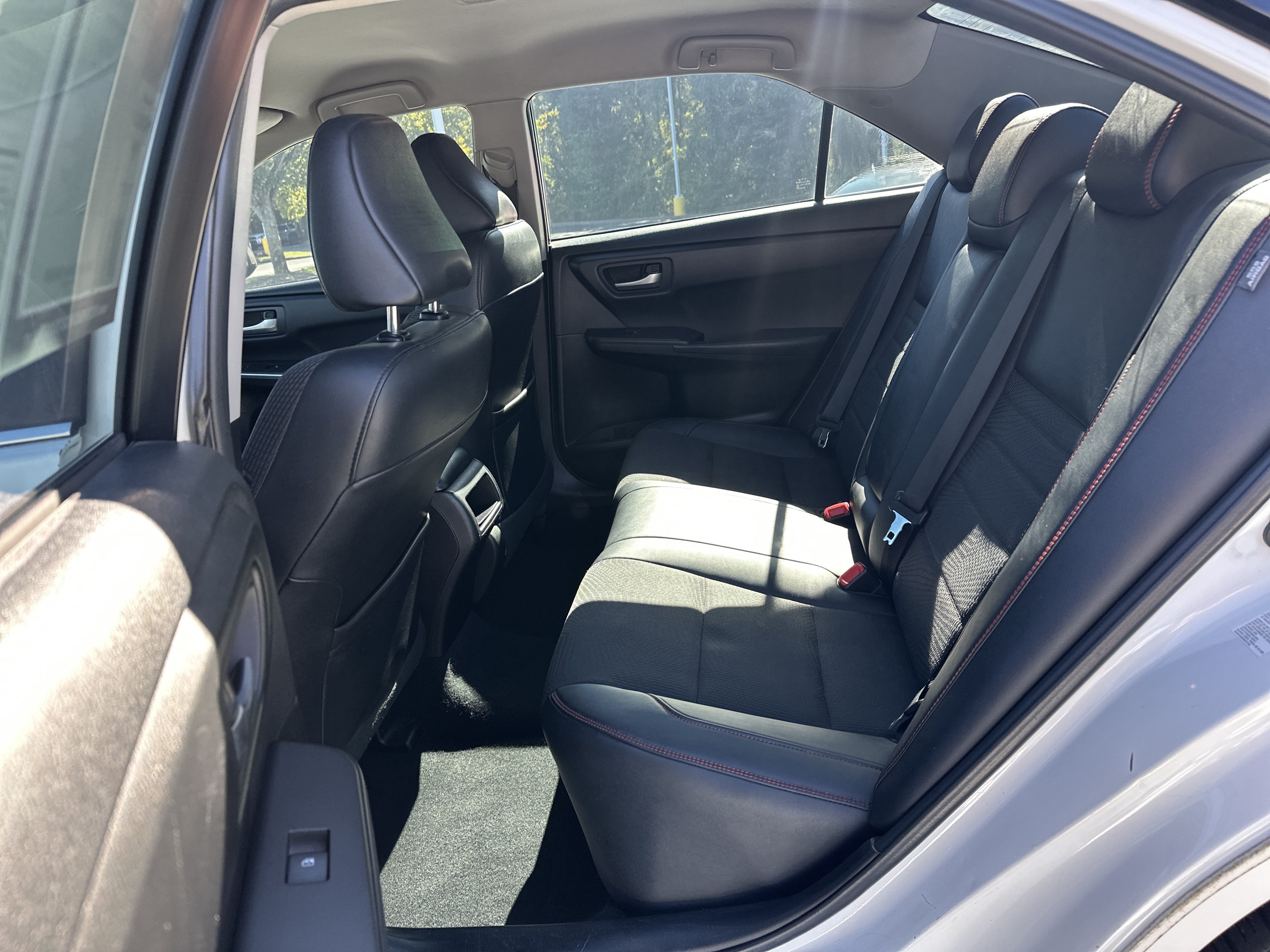 Used 2016 Toyota Camry SE FWD image 31