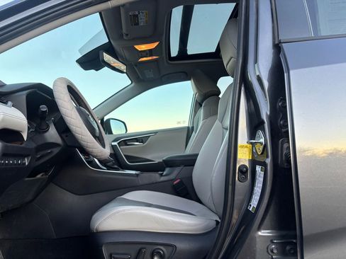 Used 2020 Toyota RAV4 Limited image 3