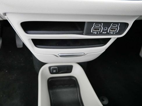 Used 2024 Chrysler Pacifica Touring-L FWD image 29