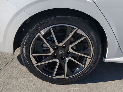 Used 2025 Nissan Sentra SR FWD image 14
