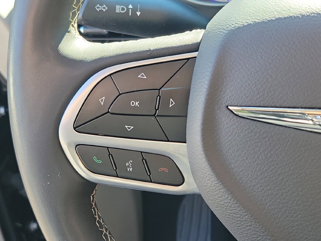 Used 2024 Chrysler Pacifica Touring-L FWD image 35