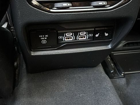 Used 2025 Jeep Grand Cherokee Limited w/ Black Appearance Package image 9