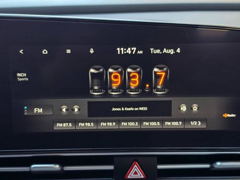 Used 2022 Hyundai Elantra Limited FWD image 25