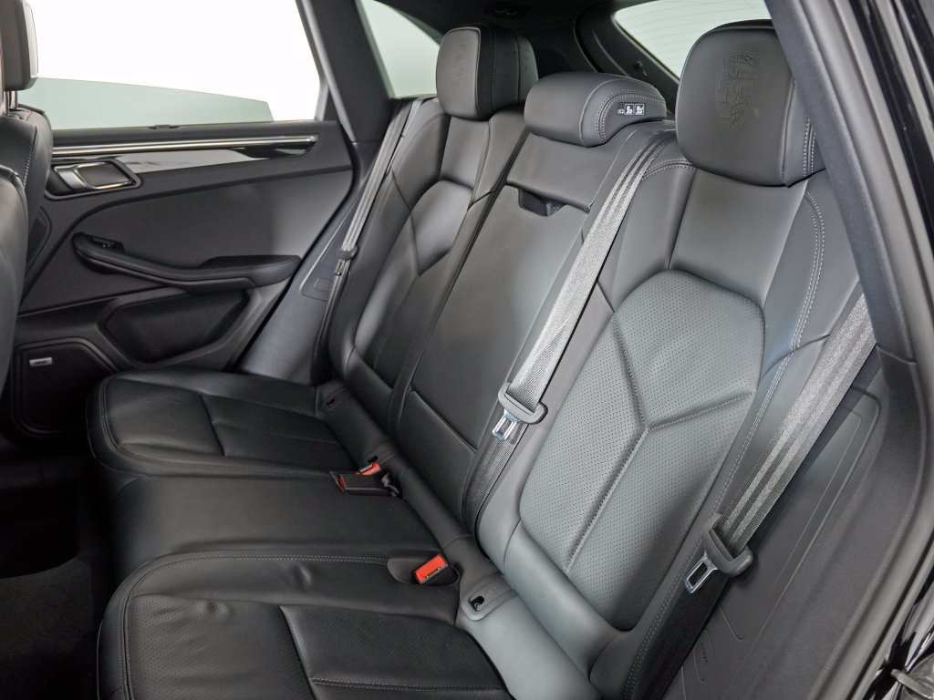 Certified 2025 Porsche Macan w/ Premium Package Plus AWD/4WD image 39
