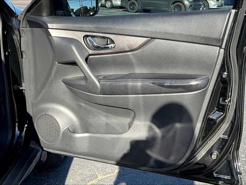 Used 2015 Nissan Rogue SV image 22