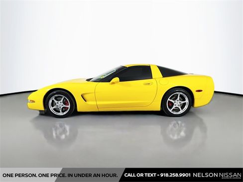 Used 2004 Chevrolet Corvette Coupe w/ Roof Package image 8