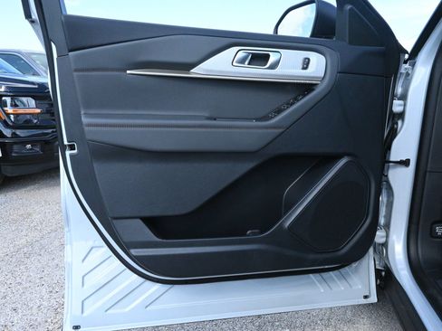New 2026 Ford Explorer Active RWD image 17