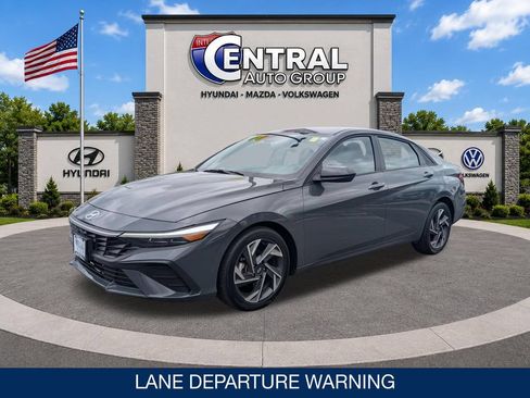 Certified 2025 Hyundai Elantra Sport FWD image 3