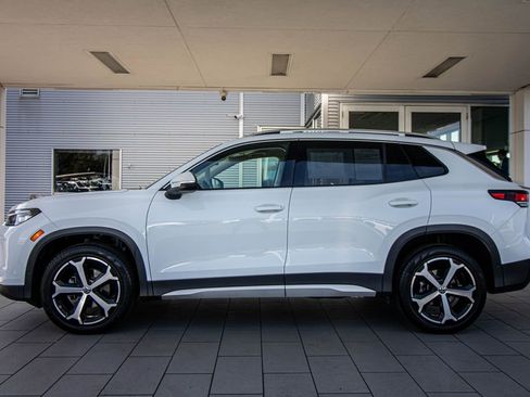 Certified 2025 Volkswagen Tiguan SE image 14