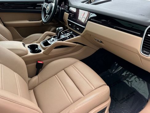 Certified 2022 Porsche Cayenne Platinum Edition image 16