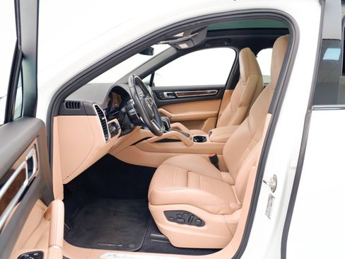 Used 2023 Porsche Cayenne Platinum Edition image 17