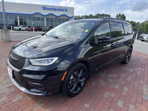 Used 2025 Chrysler Pacifica Limited FWD image 32