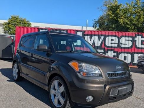 Used 2011 Kia Soul ! image 1