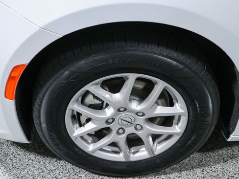 Used 2024 Chrysler Pacifica Touring-L FWD image 11