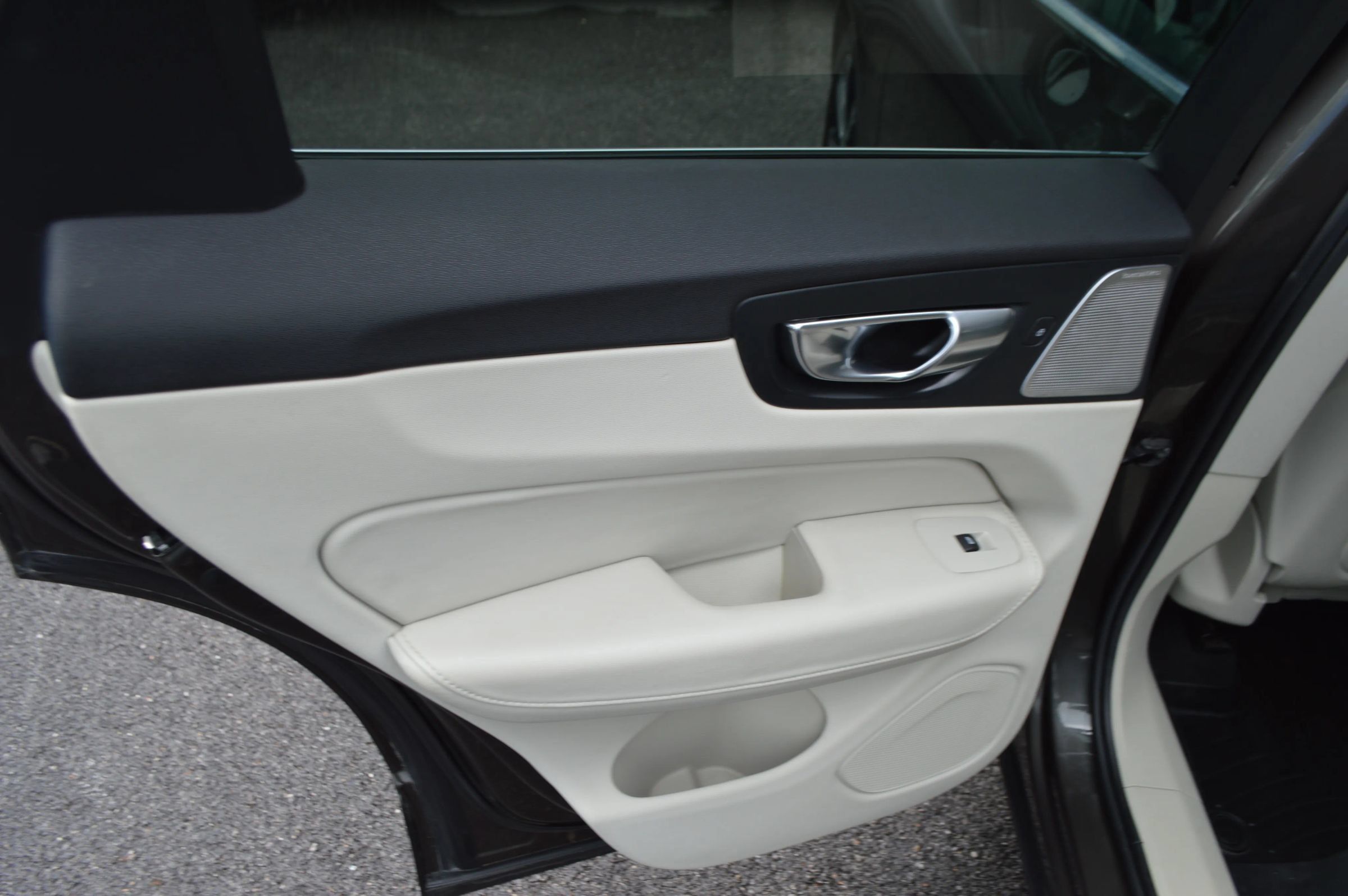 Used 2018 Volvo XC60 T6 Inscription w/ Luxury Seat Package AWD/4WD image 18