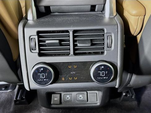 Used 2025 Land Rover Discovery Metropolitan Edition image 27