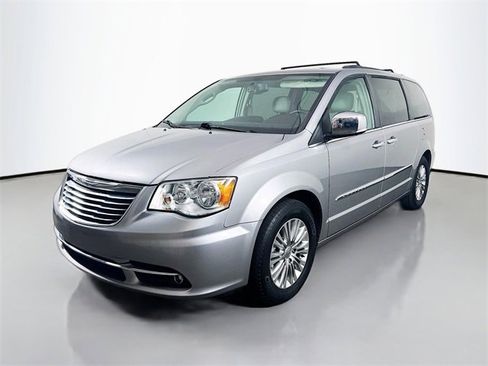 Used 2016 Chrysler Town & Country Touring-L image 3