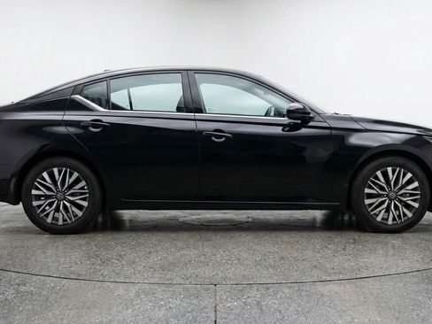 Used 2025 Nissan Altima 2.5 SV image 11
