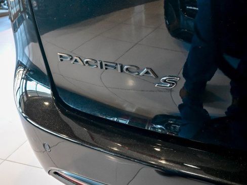 Used 2021 Chrysler Pacifica Touring-L w/ S Appearance Package image 39