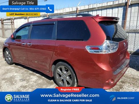 Used 2020 Toyota Sienna SE w/ Carpet Mat Package FWD image 3