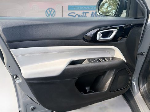 Used 2024 Jeep Compass Limited image 19