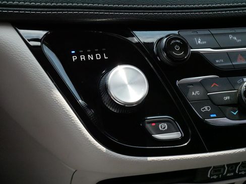 Used 2023 Chrysler Pacifica Touring-L FWD image 24