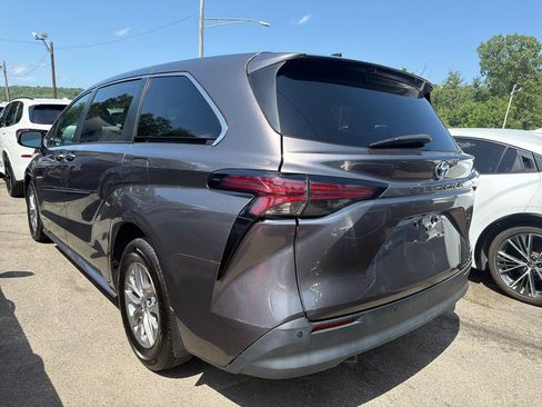 Used 2021 Toyota Sienna XLE FWD image 28