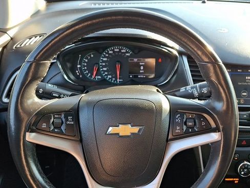Used 2020 Chevrolet Trax LT w/ LT Convenience Package FWD image 18