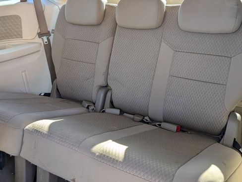 Used 2009 Chrysler Town & Country LX image 7