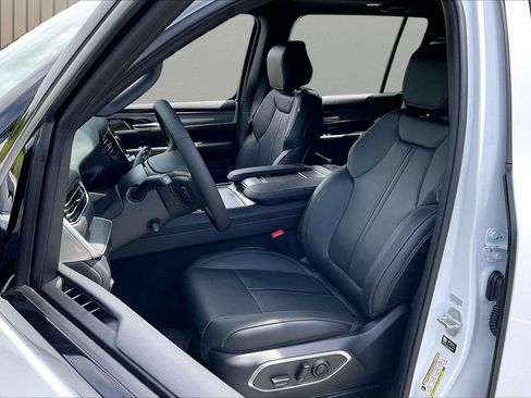 New 2026 Jeep Grand Wagoneer 4WD image 21
