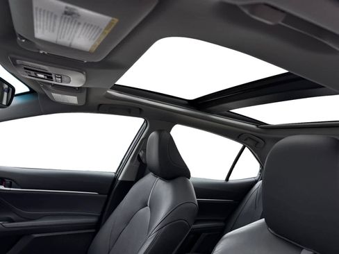 Used 2018 Toyota Camry XSE image 3