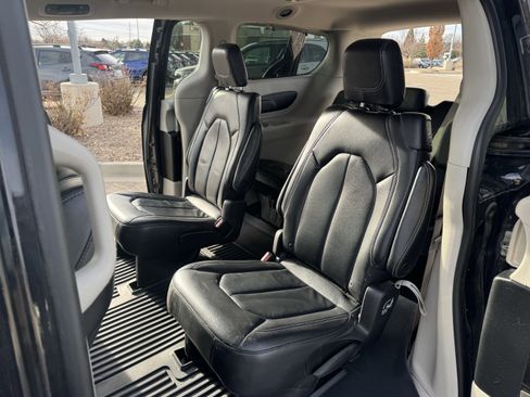 Used 2022 Chrysler Pacifica Touring-L image 18