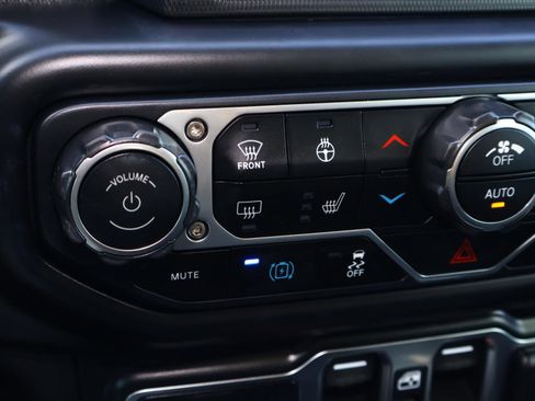 Used 2022 Jeep Wrangler Unlimited Sahara w/ Cold Weather Group image 30