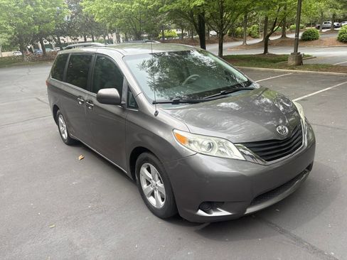 Used 2014 Toyota Sienna LE FWD image 40
