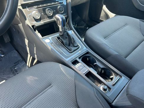 Used 2019 Volkswagen e-Golf SE w/ Driver Assistance Package FWD image 18